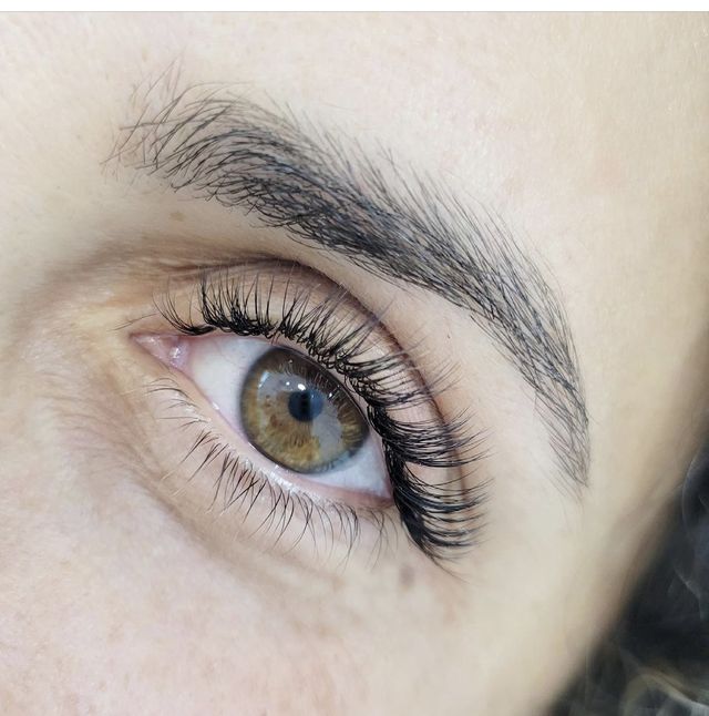 Hybrid lash extensions with feathered brows